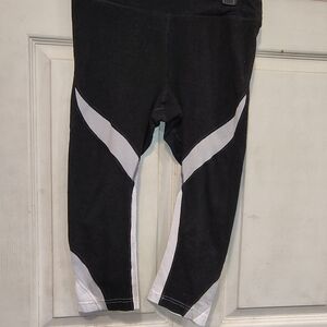 Capri Leggings Size S Black/Grey/White